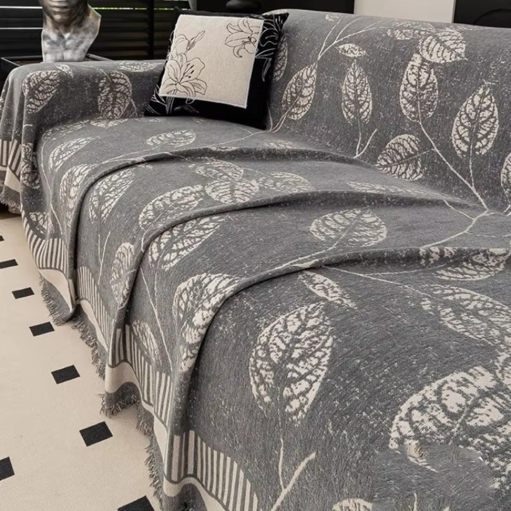 Sofabetræk i chenille med bladmønster på sofa i stuen