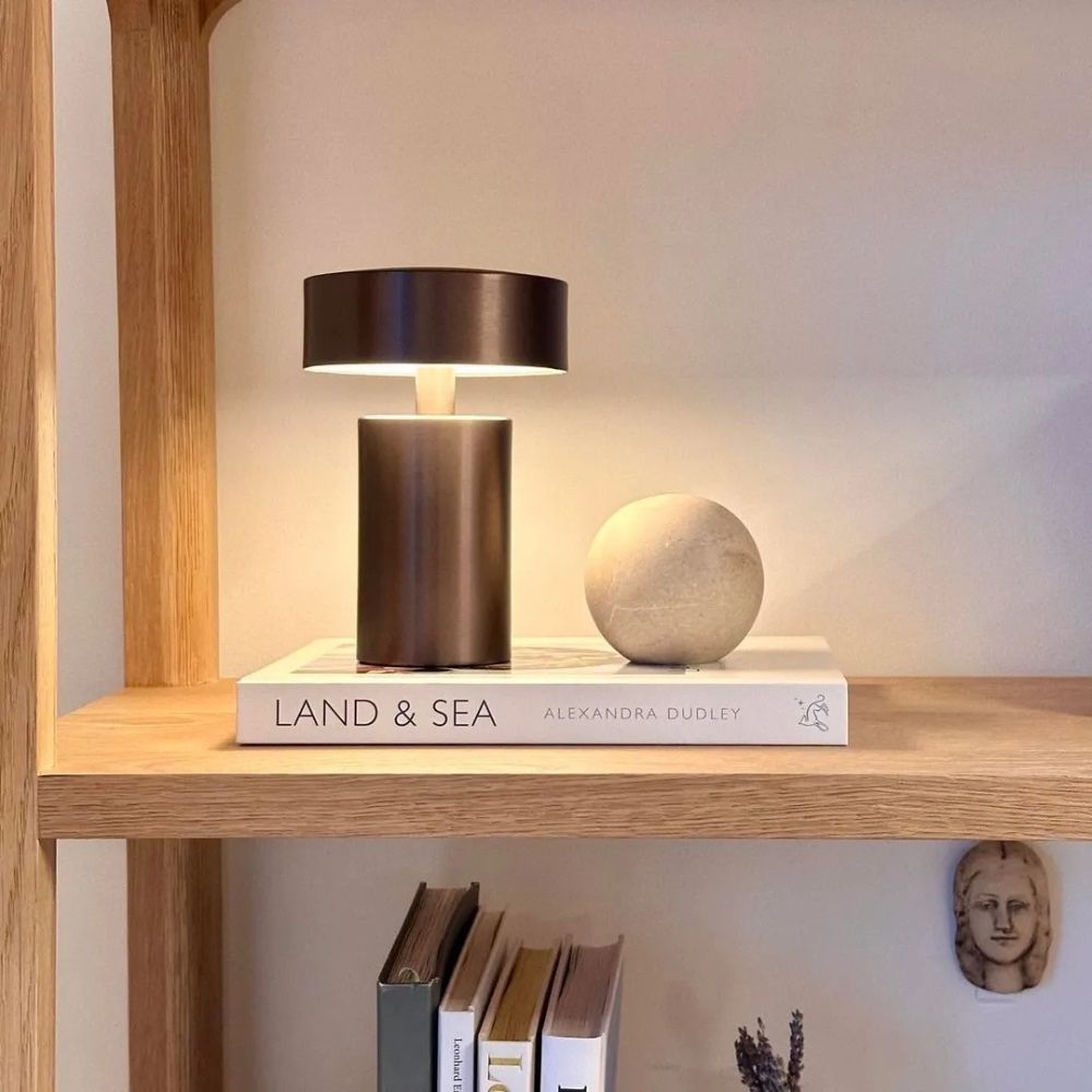 Moderne LED-bordlampe i søjleform på sengebord