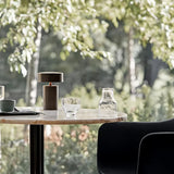 Moderne LED-bordlampe i søjleform på sengebord