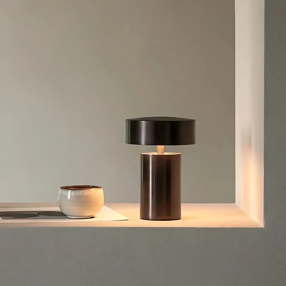 Moderne LED-bordlampe i søjleform på sengebord