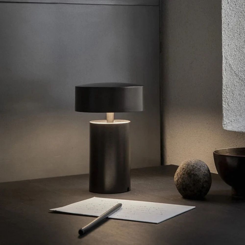 Moderne LED-bordlampe i søjleform på sengebord