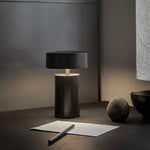 Moderne LED-bordlampe i søjleform på sengebord