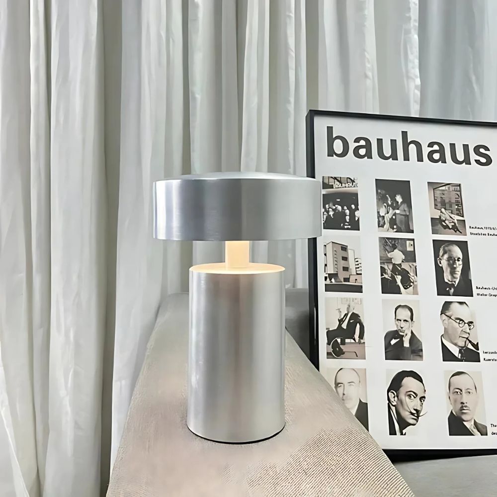 Moderne LED-bordlampe i søjleform på sengebord