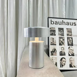 Moderne LED-bordlampe i søjleform på sengebord