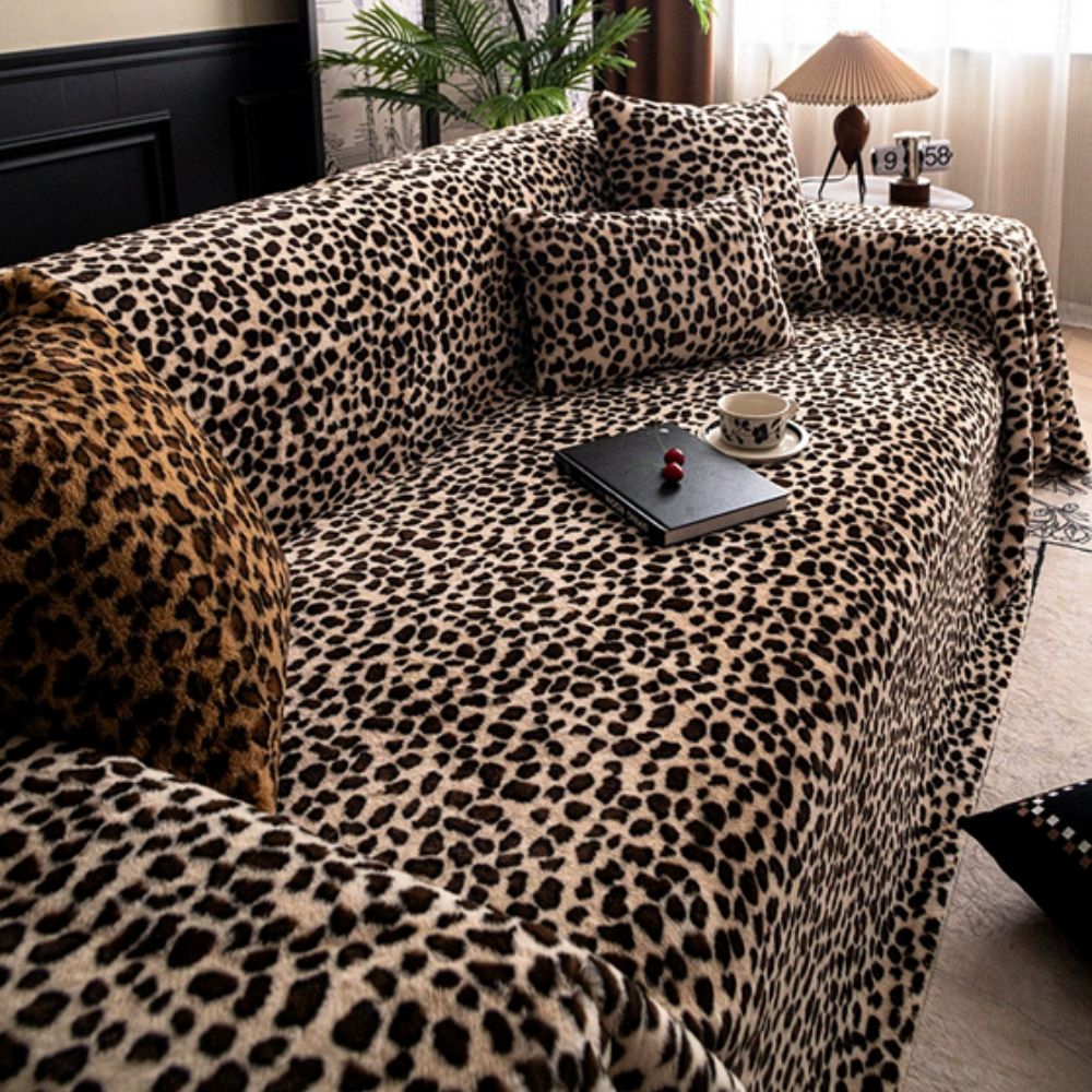 Tykt sofabetræk med leopardmønster i plys på sofa