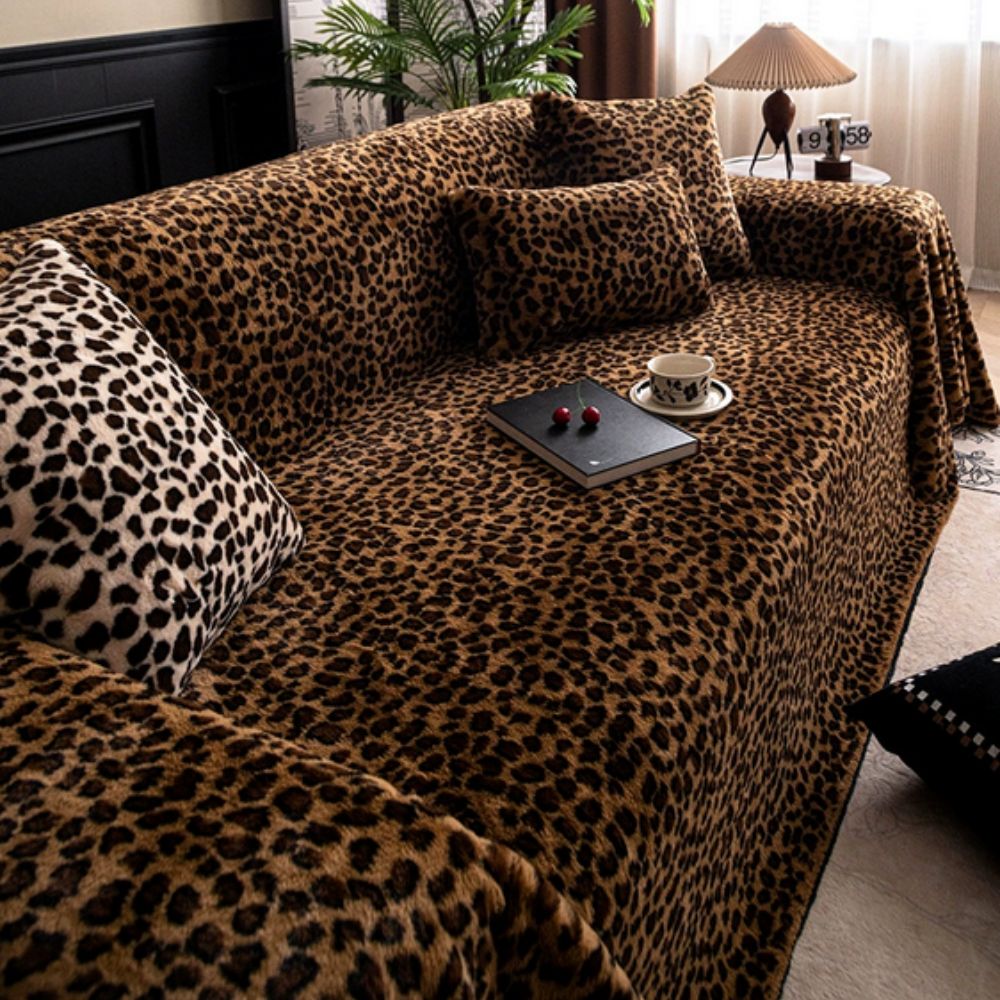 Tykt sofabetræk med leopardmønster i plys på sofa