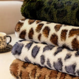 Tykt sofabetræk med leopardmønster i plys på sofa