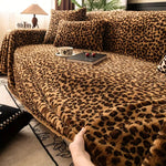 Tykt sofabetræk med leopardmønster i plys på sofa