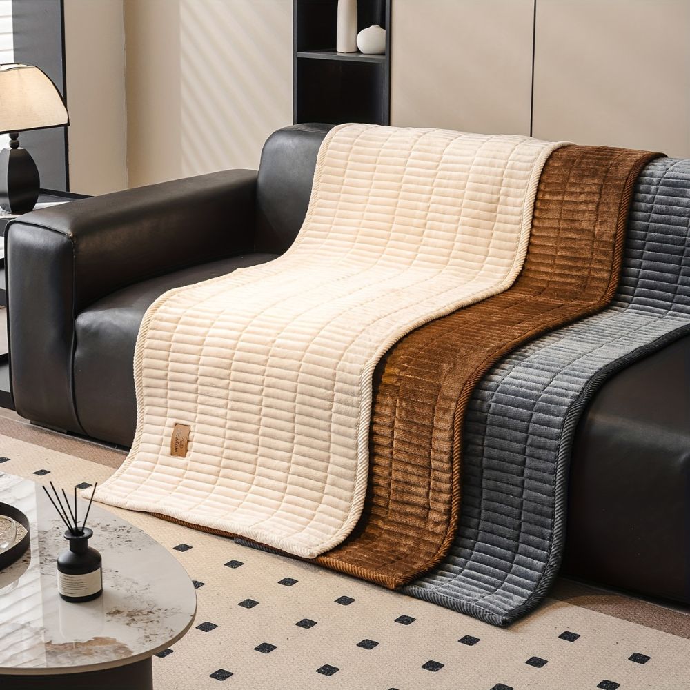 Quiltet sofabetræk i mikrofiber på moderne sofa
