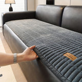 Quiltet sofabetræk i mikrofiber på moderne sofa