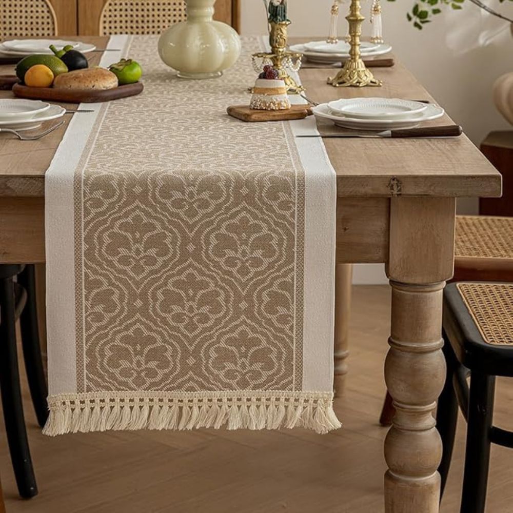 Bordløber med damask-blomstermønster i jordfarver og frynser