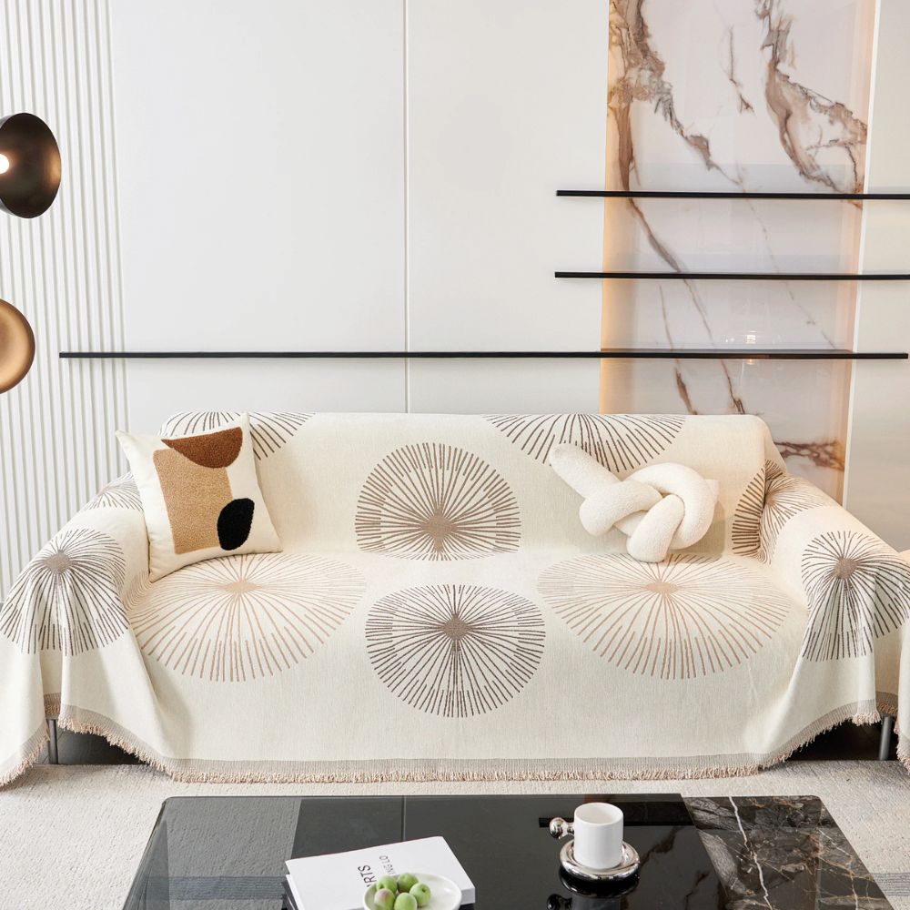Sofabetræk med mælkebøttemønster og kvaster på sofa