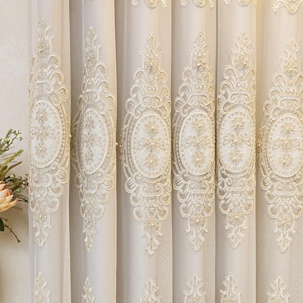 Gennemsigtig blondegardin med klassisk broderi og trykøjer i stue