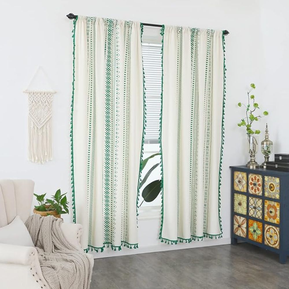 Grønstribet boho gardin med kvaster i stue