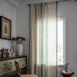Grønstribet boho gardin med kvaster i stue