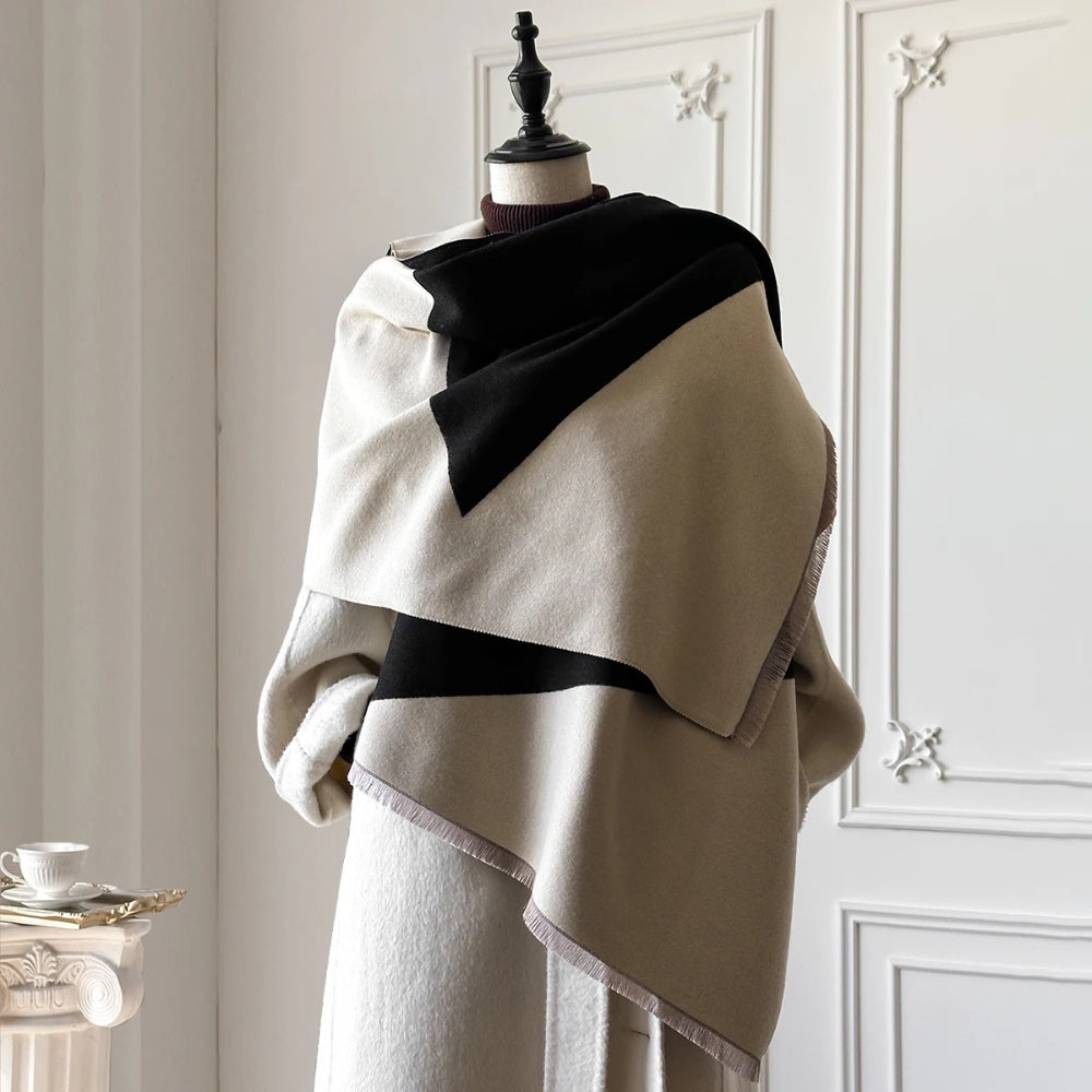 Tofarvet sjal med geometrisk mønster i blød mikrofiber