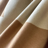 Tofarvet sjal med geometrisk mønster i blød mikrofiber
