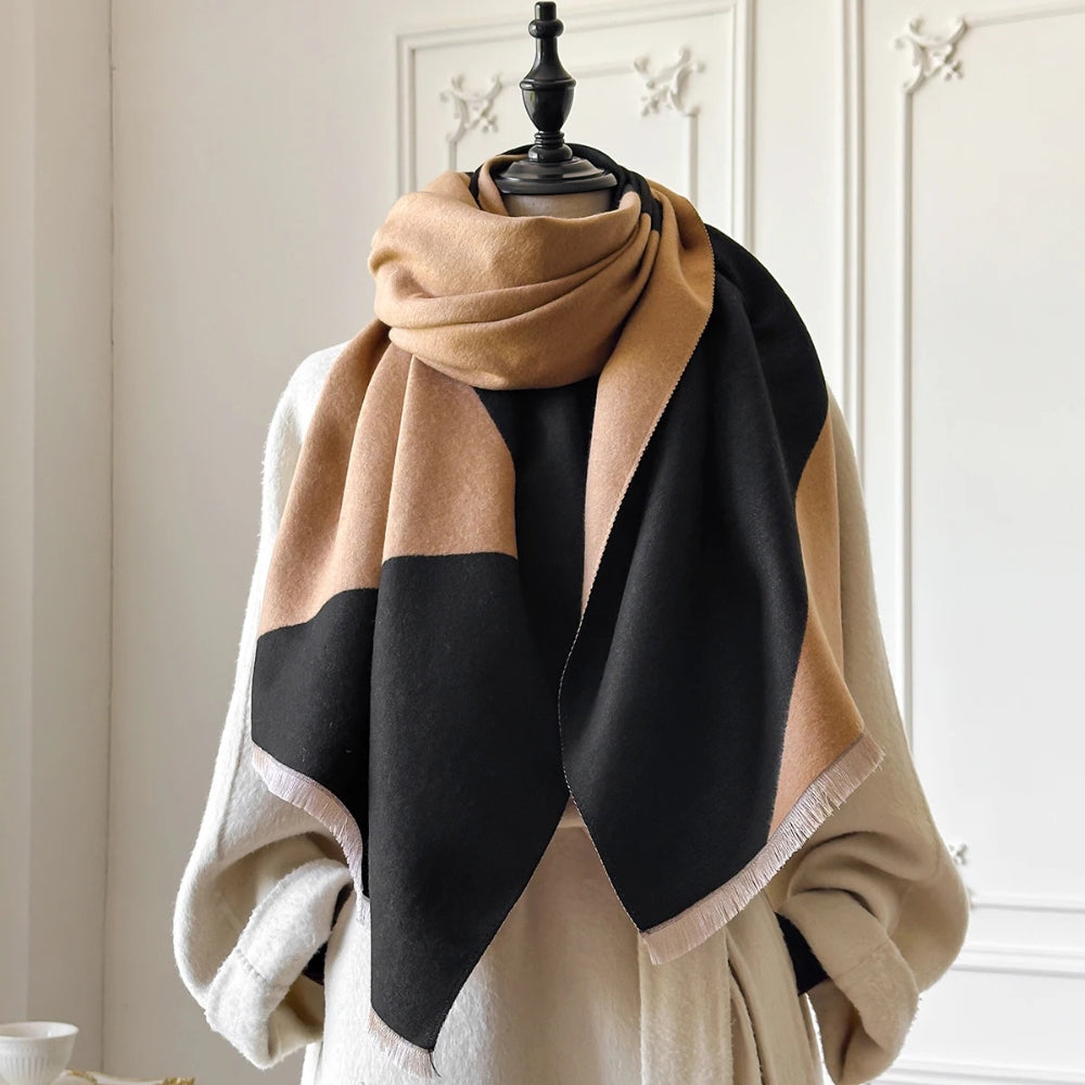Tofarvet sjal med geometrisk mønster i blød mikrofiber