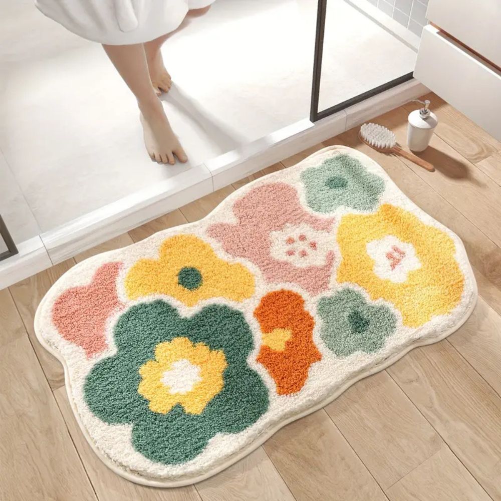 Absorberende tuftet bademåtte med blomstermønster foran badekar