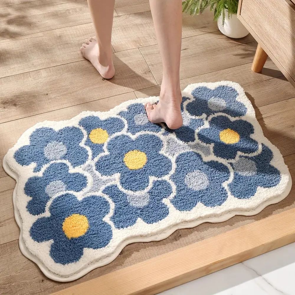 Absorberende tuftet bademåtte med blomstermønster foran badekar