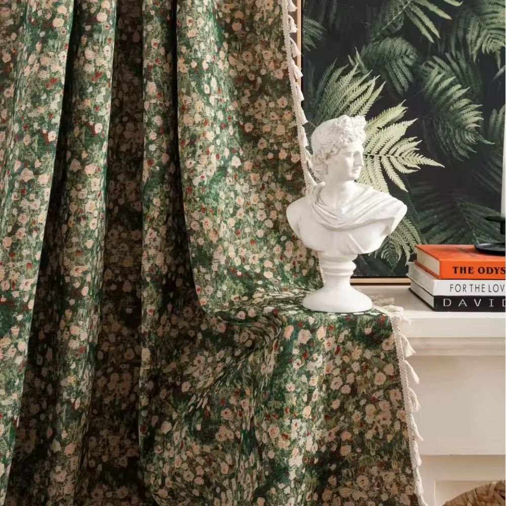 Gardin med klassisk fransk blomstermønster i vintagestil