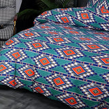 Sengetøj med farverigt boho-mønster på dobbeltseng i soveværelset