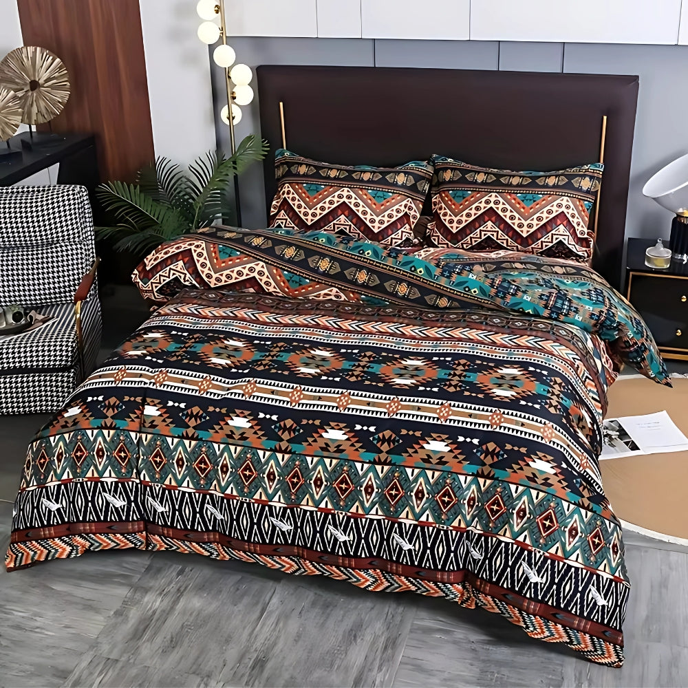 Sengetøj med farverigt boho-mønster på dobbeltseng i soveværelset