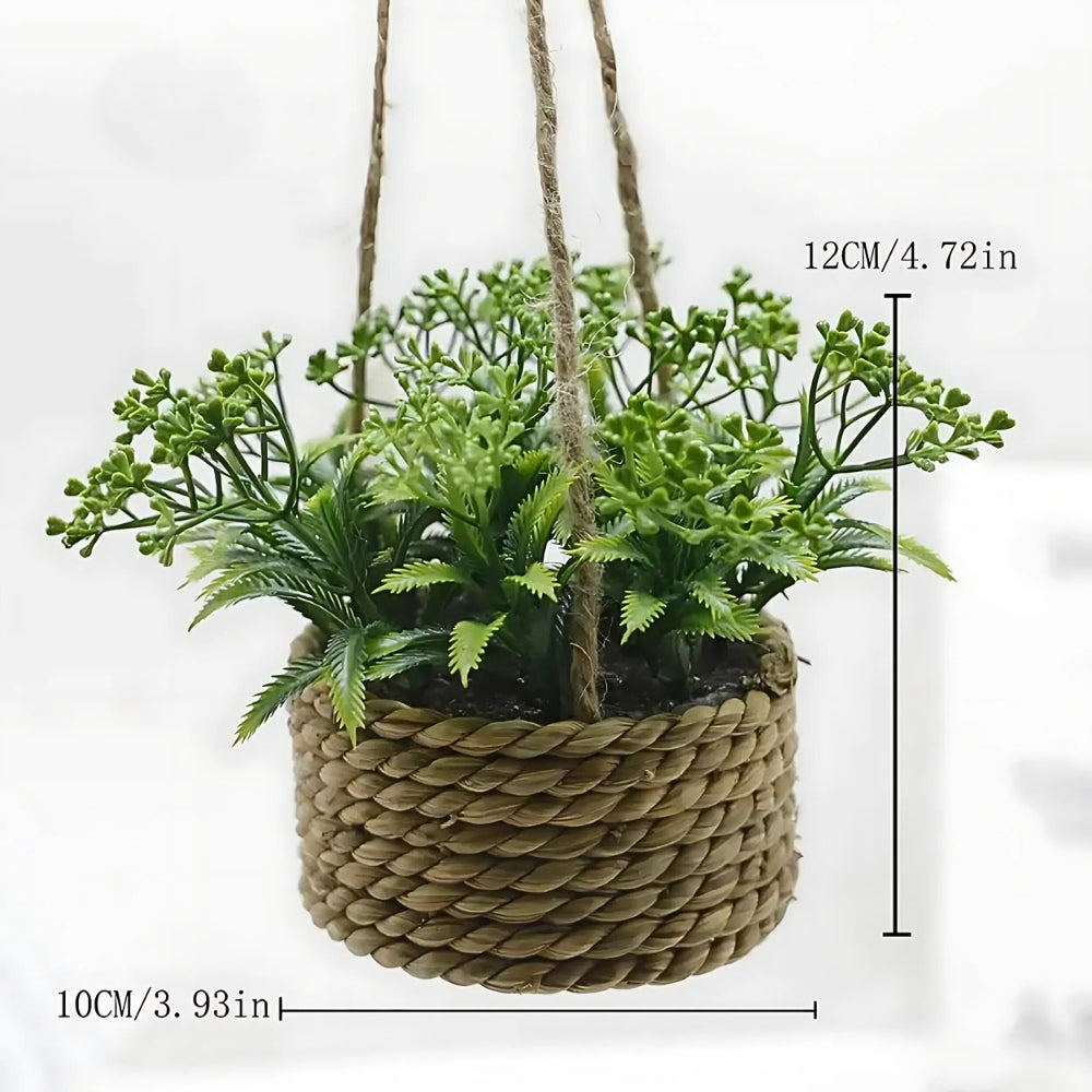 Hængende kunstig plante i vævet kurvepotte på altan