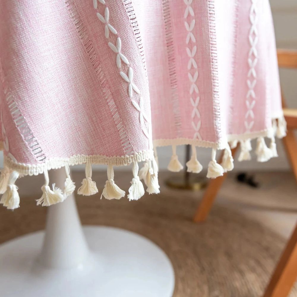 Rund dug med broderi af blade på spisebord
