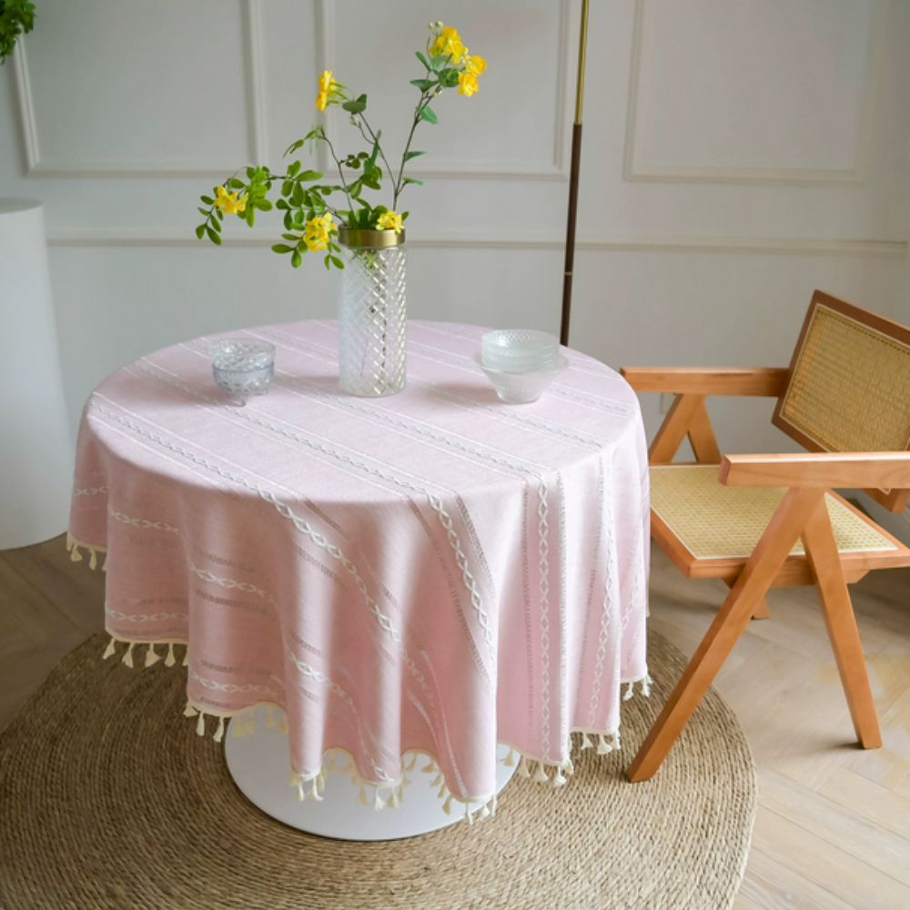 Rund dug med broderi af blade på spisebord