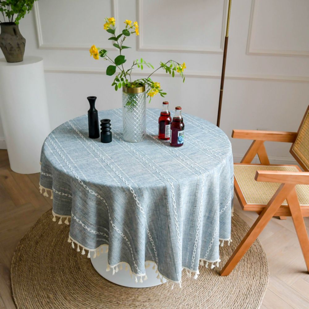 Rund dug med broderi af blade på spisebord