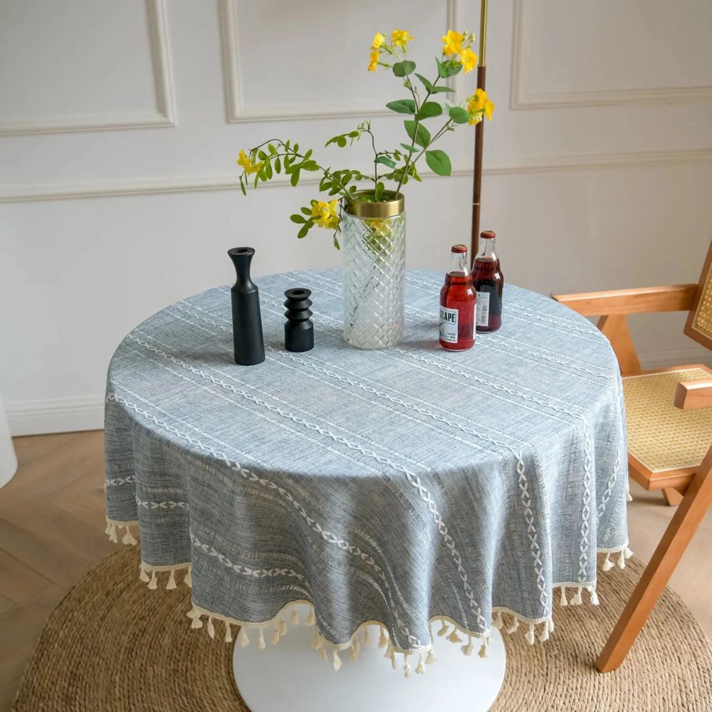 Rund dug med broderi af blade på spisebord