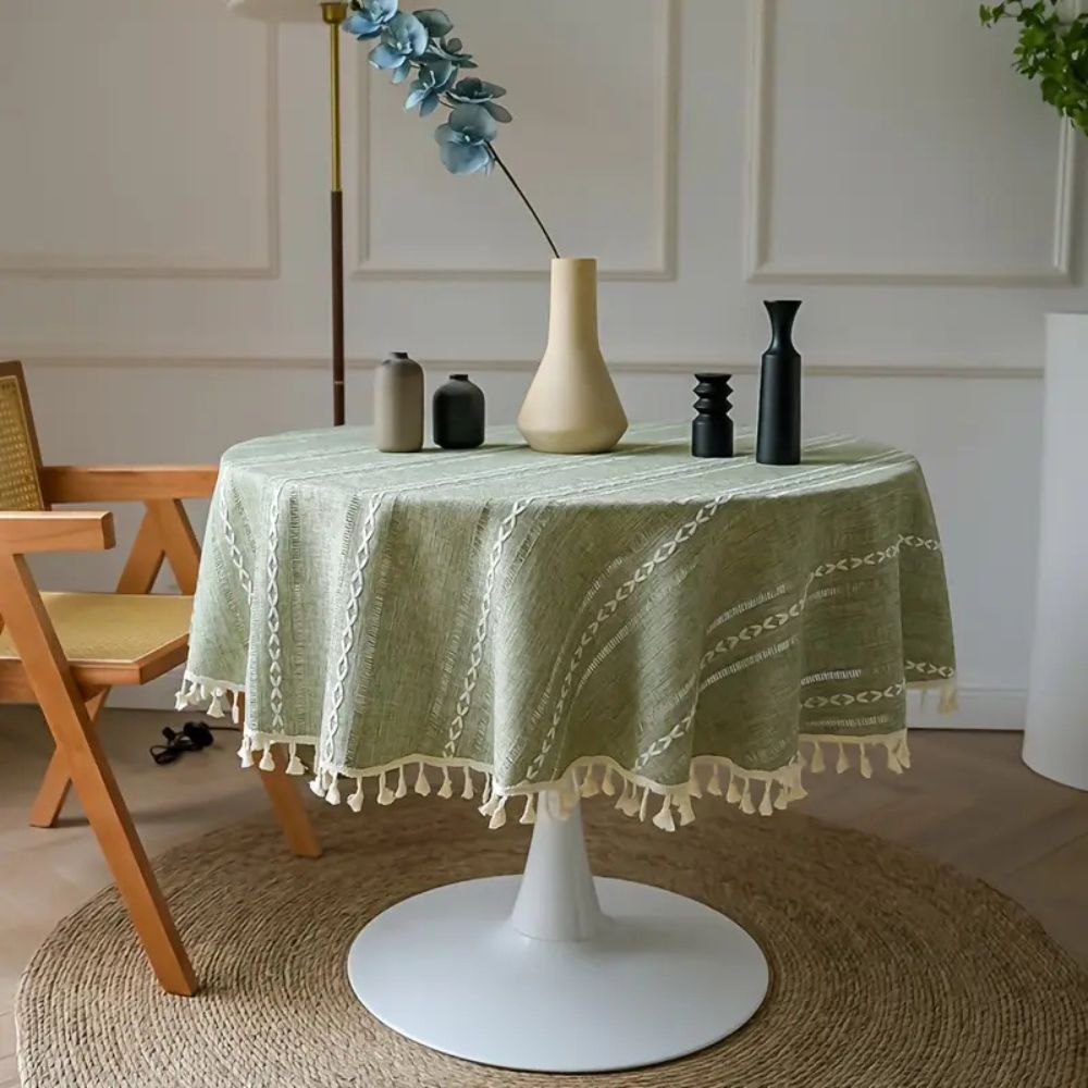 Rund dug med broderi af blade på spisebord