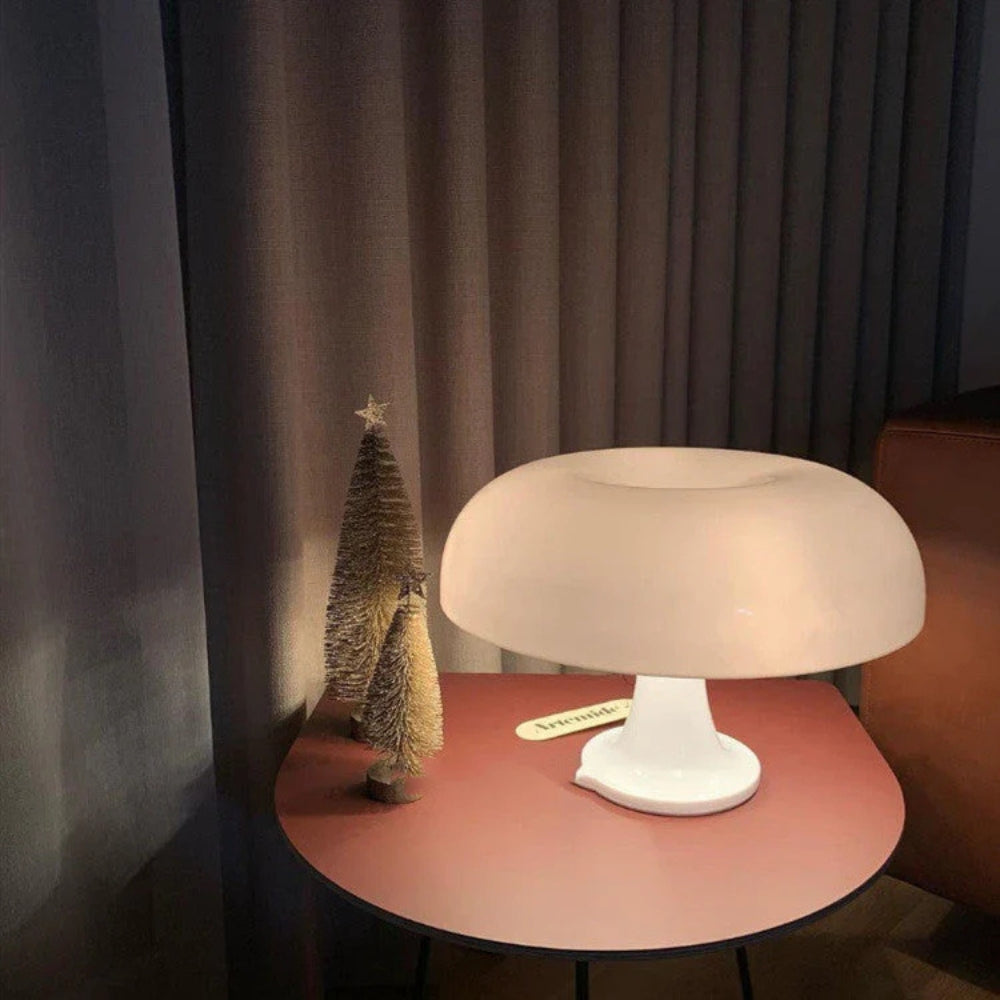 LED-bordlampe i svampeform med blødt varmt lys på natbord