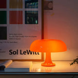 LED-bordlampe i svampeform med blødt varmt lys på natbord