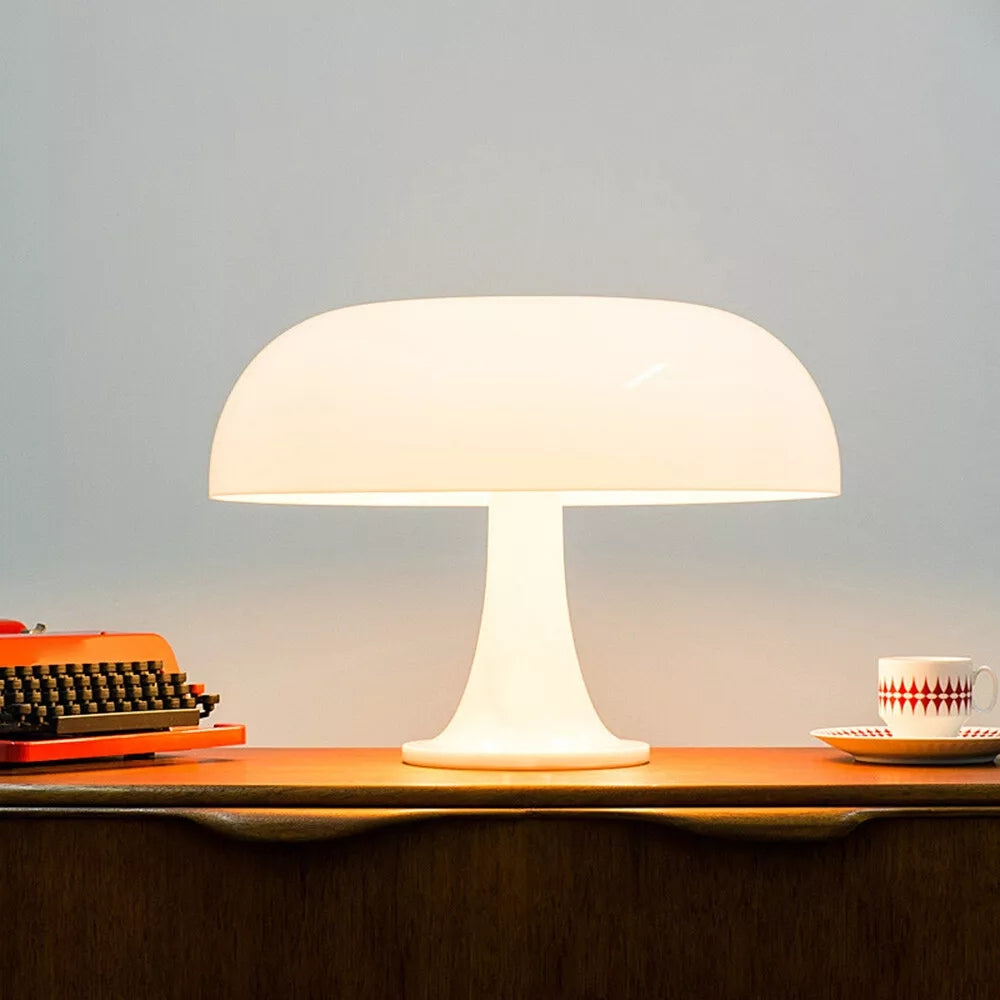 LED-bordlampe i svampeform med blødt varmt lys på natbord