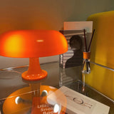 LED-bordlampe i svampeform med blødt varmt lys på natbord