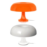 LED-bordlampe i svampeform med blødt varmt lys på natbord