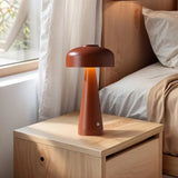 Moderne bordlampe med mat overflade og LED-lys på natbord
