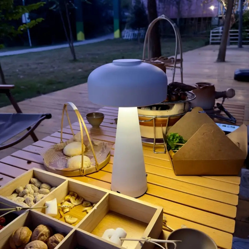 Moderne bordlampe med mat overflade og LED-lys på natbord
