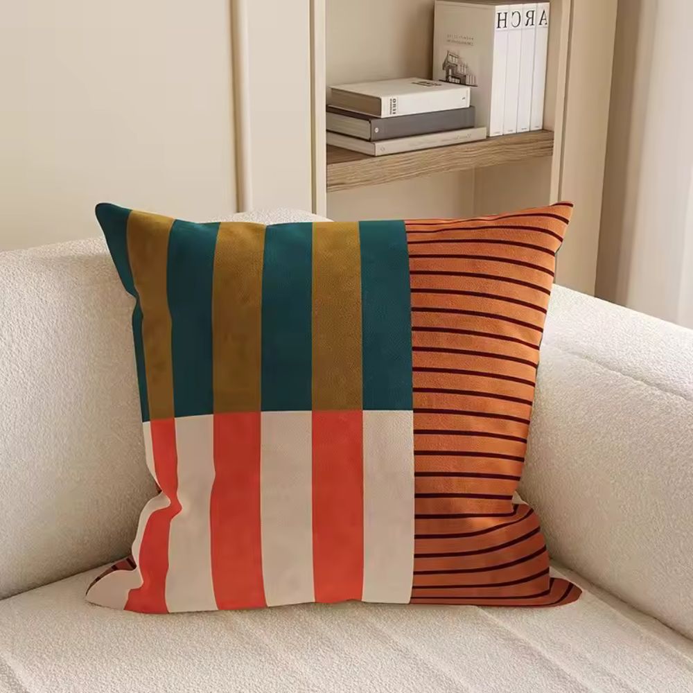 Stribet pudebetræk i mikrofiber 45x45 cm på sofa