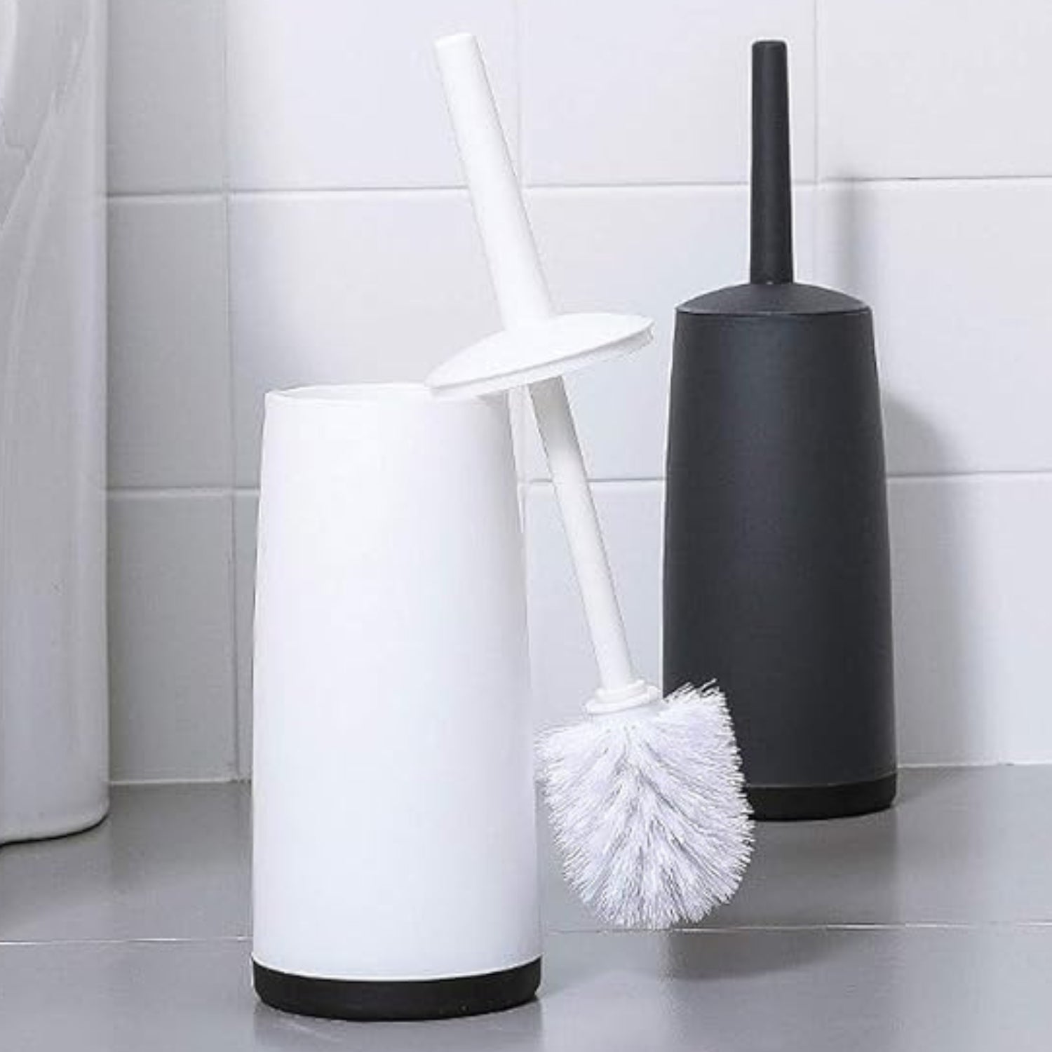Moderne toiletbørste med skjult holder og langt skaft i badeværelse