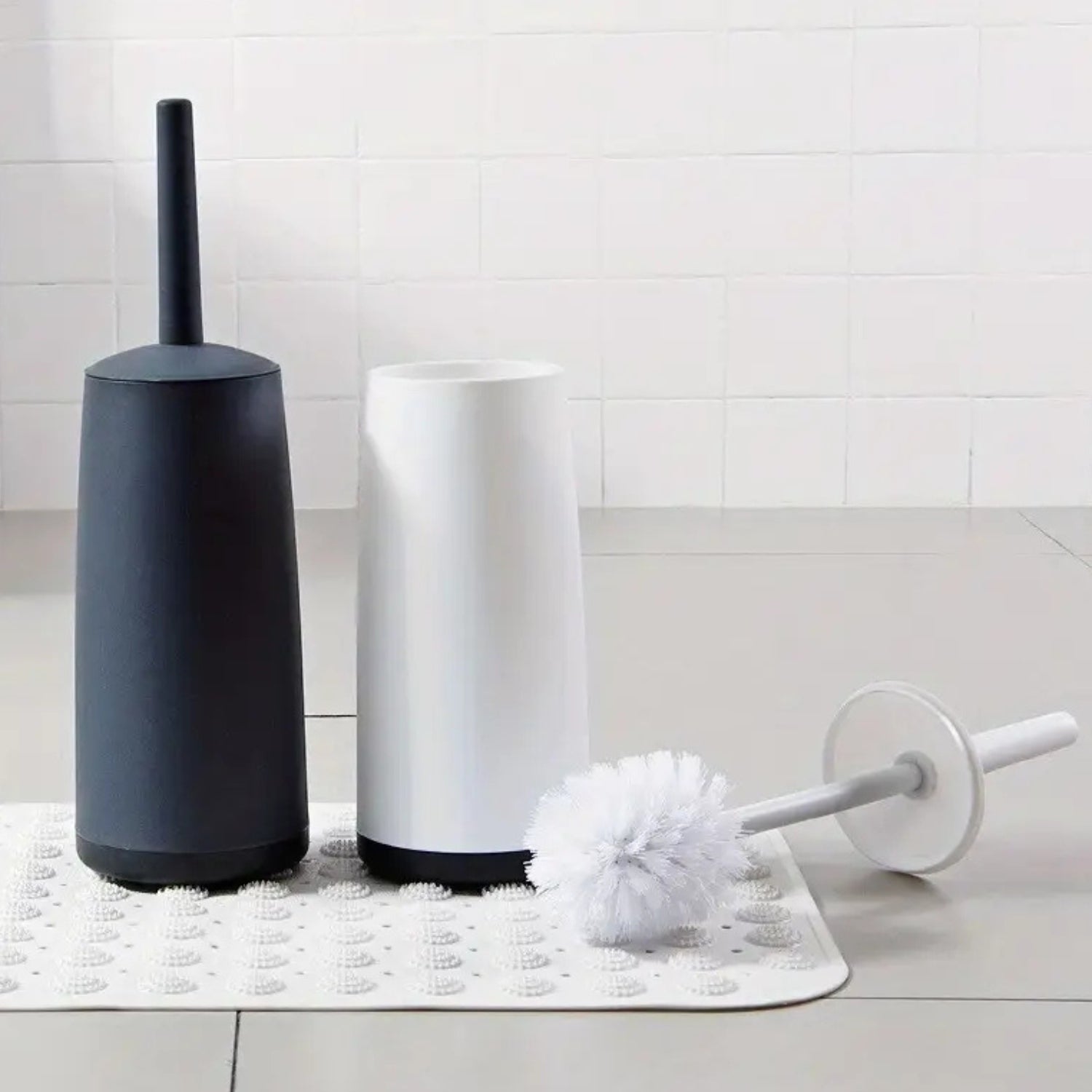 Moderne toiletbørste med skjult holder og langt skaft i badeværelse