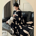 Sort-hvid plaid i fleece med prikker over sofa