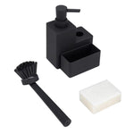 Sæbedispenser i mat sort med træaccenter ved køkkenvasken