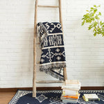 Vendbart boho-plaid i vævet design over sofa