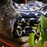 Vendbart boho-plaid i vævet design over sofa