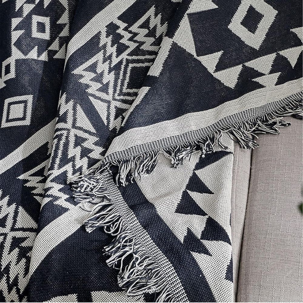 Vendbart boho-plaid i vævet design over sofa