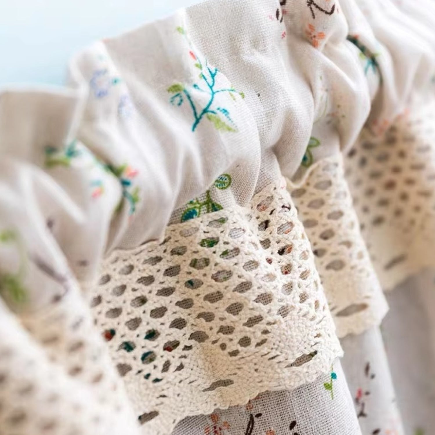 Køkkengardin til skab med nordisk blomstermotiv i køkken