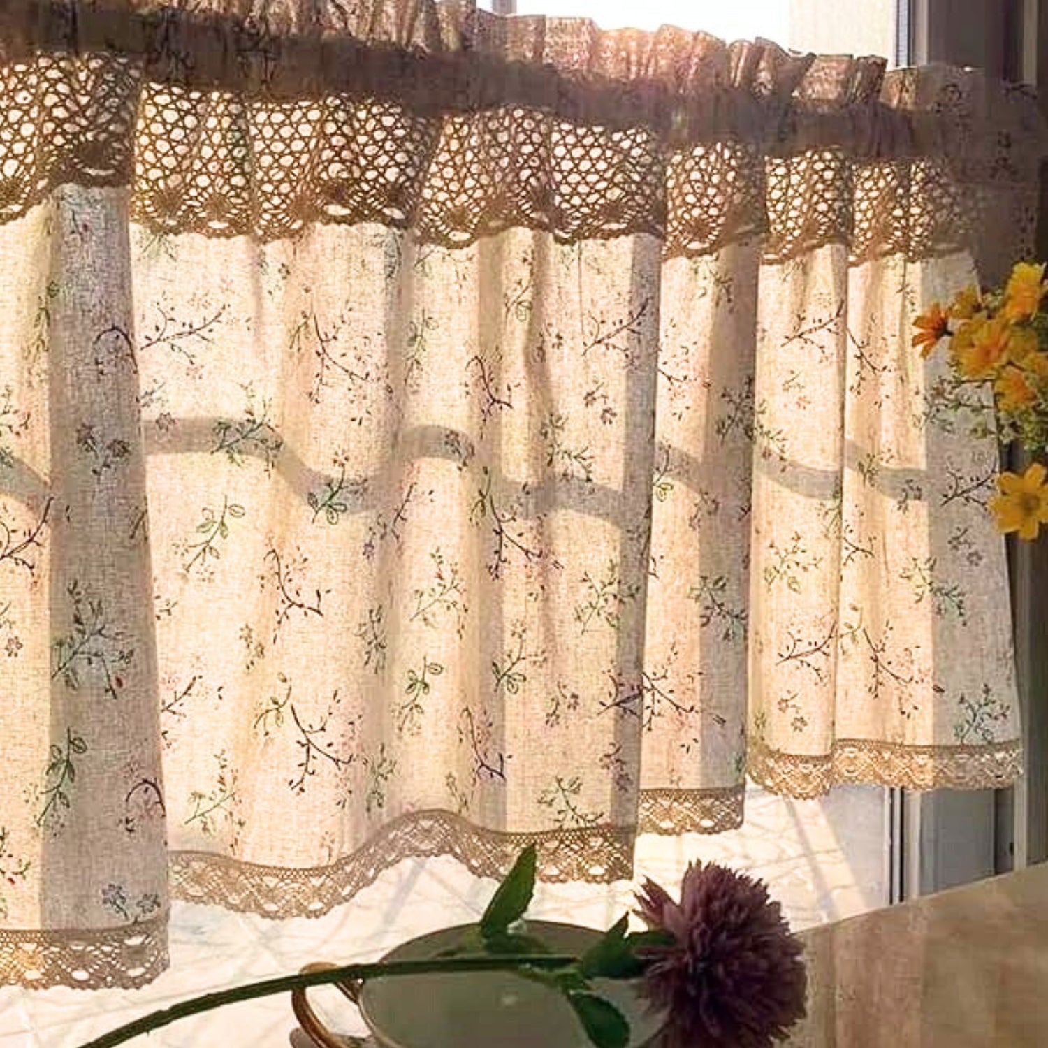 Køkkengardin til skab med nordisk blomstermotiv i køkken